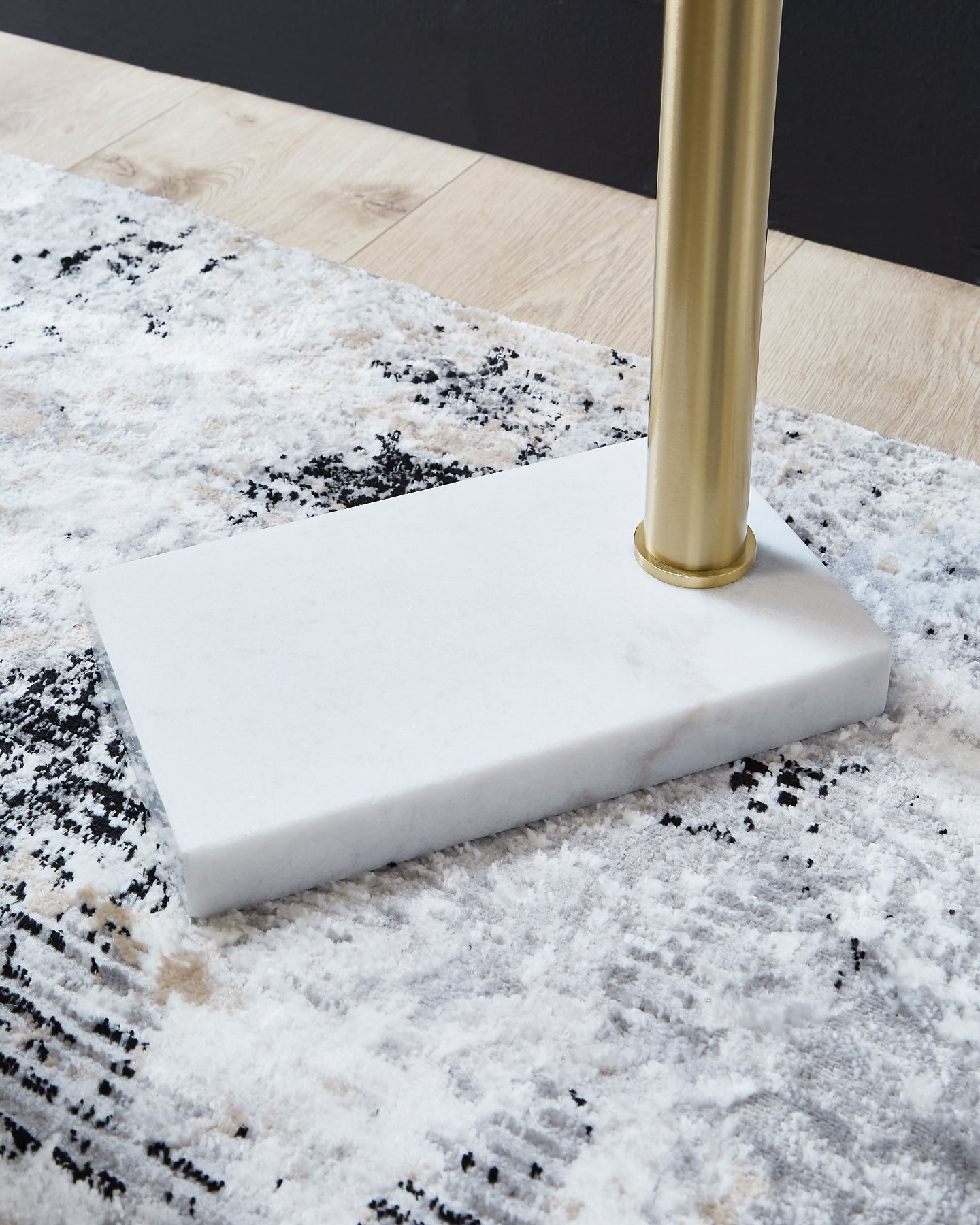 Santiford Metal Floor Lamp (1/CN)